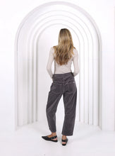 Load image into Gallery viewer, Leo Barrel Jeans Corduroy - Smoke Charcoal